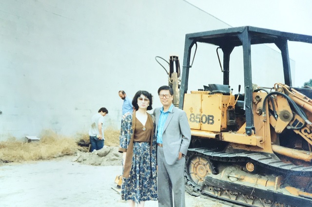 作者公婆與興建中的旅館。