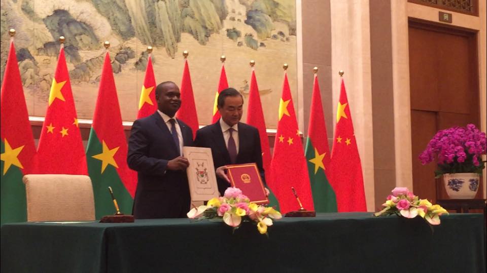 中布簽署建交公報。