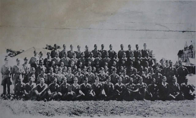 印尼巴厘巴板軍事基地，右後為荷式建築被日軍改成軍舍。翻攝《拓南工業同學錄》印製年份不詳。