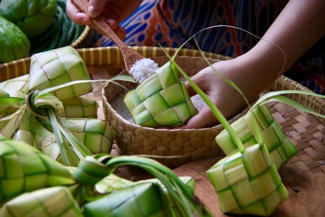 準備包棕櫚葉米糕Ketupat。