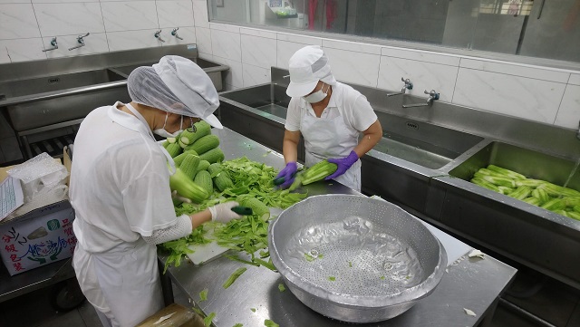 台灣學校午餐廚房人員工作現況。