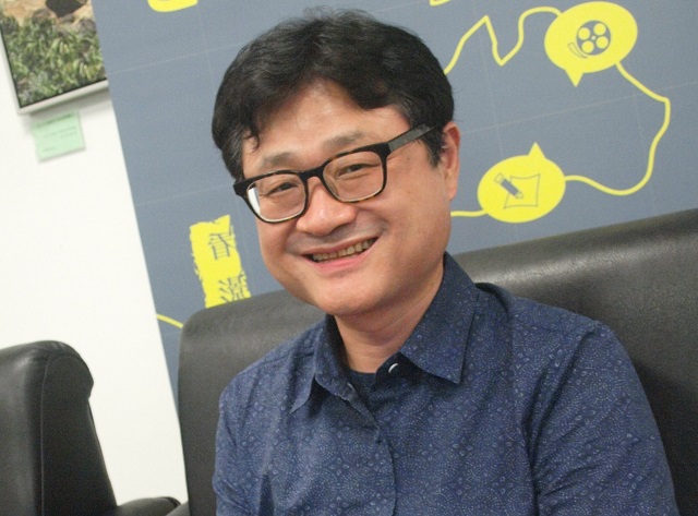 申東益老師專訪照。