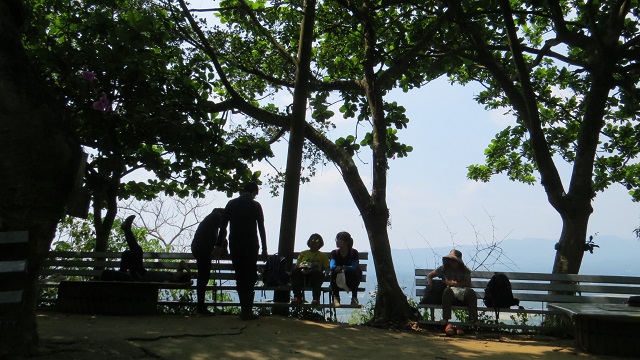 在終點的靈山頂伯公處休息，準備下山。