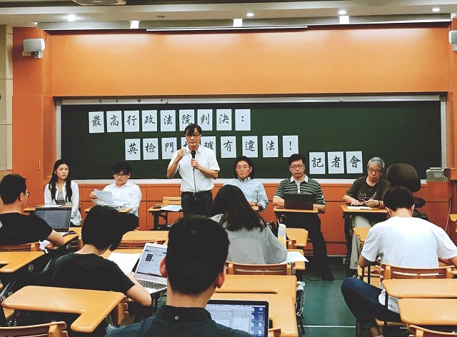 針對最高行政法院判決英檢畢業門檻一事， 2018/9/7政大師生舉辦記者會說明。左一為上訴人賴怡伶、左二為義務律師陳易聰。