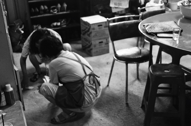 媽媽桑經過兩次不順遂的婚姻，還為此斷了手指，仍堅忍不拔地開了屬於自己的店。