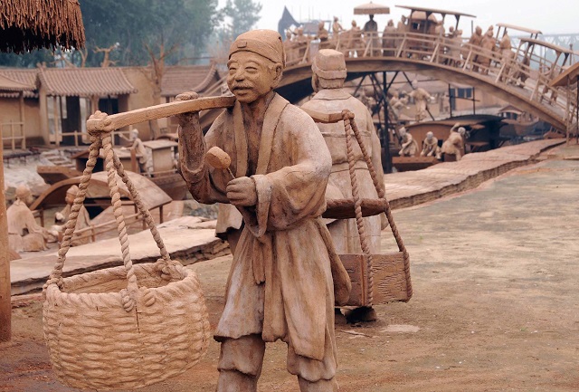 現代泥塑再現宋朝小販挑擔叫賣場景，攝於河北唐山麻龍灣《清明上河圖》泥塑園。
