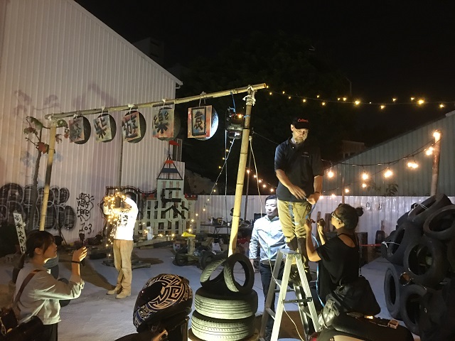 在夜晚也發光的廢柴遊樂園。