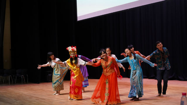 均一中學師生的表演。