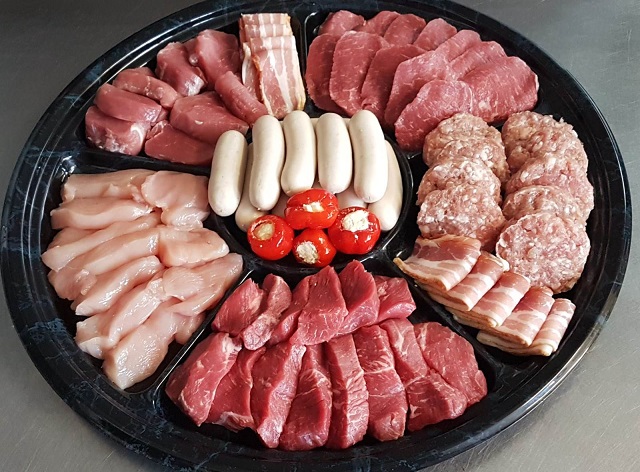 佳波莉耶拉自己做的烤肉拼盤。