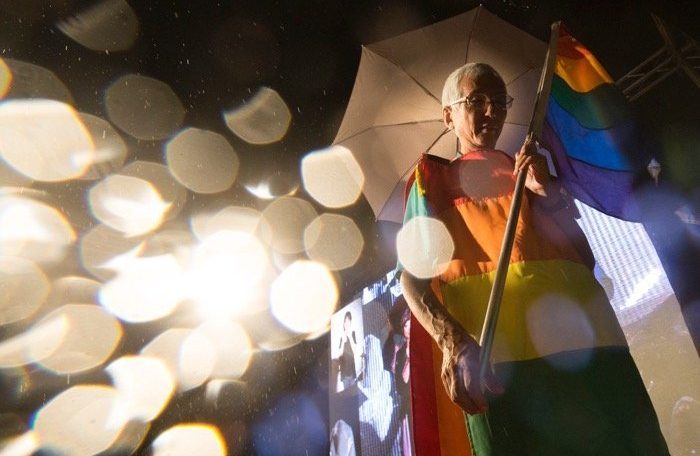 〈一個人的革命〉拍攝當天現場下著大雨，雨點落在鏡頭正好為逆光作出特殊效果，襯托一旁的祁家威像是個孤寂堅毅的戰士。