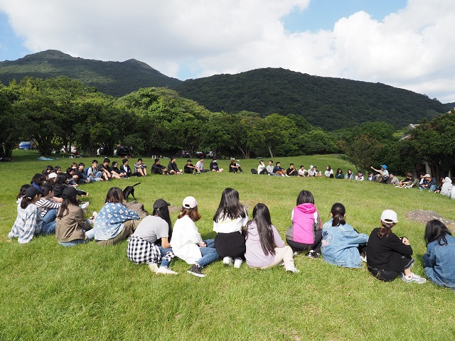 和同學、同伴或老師共同徜徉於藍天綠地中，這種學習與體驗也可能是多數高三生不可能的夢。