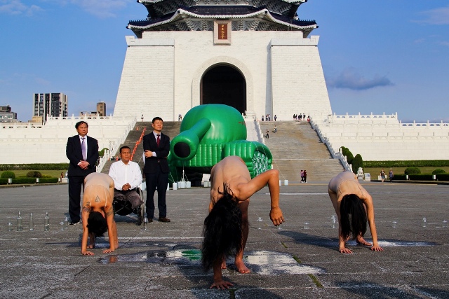 三語事劇場藝術家以行動劇演繹六四磨難，提醒世人勿忘。
