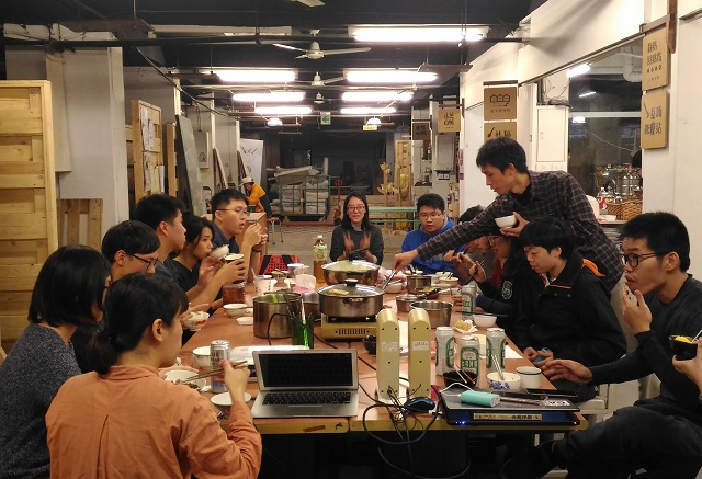 南機拌飯是個結合社區廚房的社群基地空間，吃很重要，很多合作發想都是從吃飯開始的。