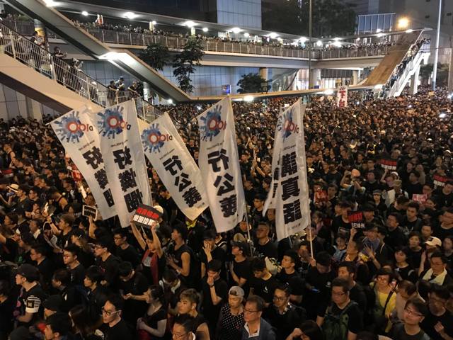 擠滿道路的香港人，為了抗議惡法站出來。