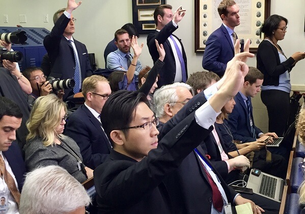 來自台灣的白宮記者張經義，在白宮新聞發布室舉手提問。