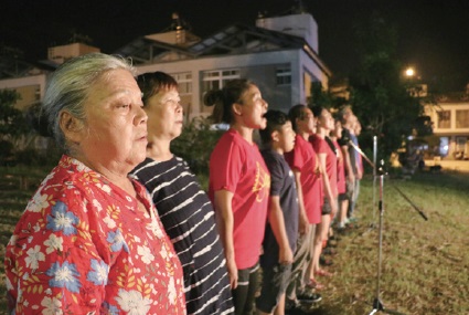 正在為排練暖身的徐大林。排練的時間也是村民們噓寒問暖、聯絡感情的時間。