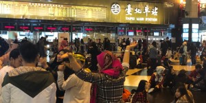 在北車地板追尋生活需求與自我實現的移工。