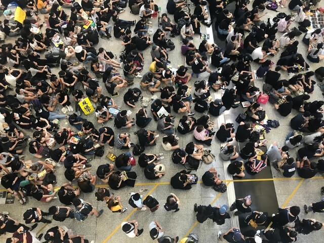 8月10日晚間的香港機場，地上坐滿示威者。