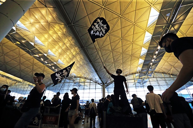 不僅台灣是亞細亞的孤兒，香港也是。