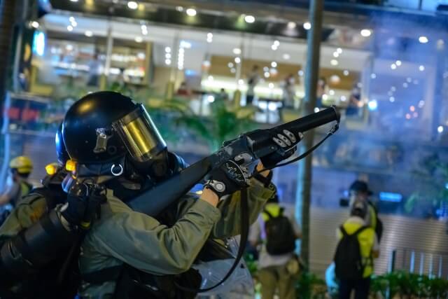 香港示威運動中，警方的鎮壓手段也越來越激烈。