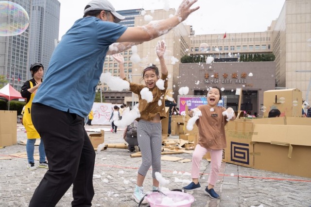 大家都能玩的街道遊戲，同時帶來親子關係增溫、鄰里互動緊密和安全網絡建立等益處。