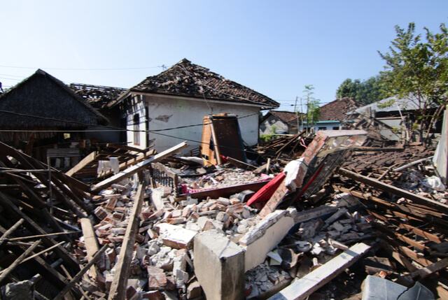 目前多數都市地區的許多建築都已面臨高齡化。圖片為2018年印尼龍目島地震後的受災房屋。