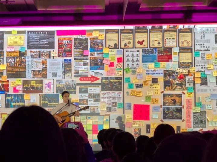 2019年奧斯陸自由論壇的開場歌曲，即是令人聯想起香港社運的〈海闊天空〉。背景則為連儂牆。