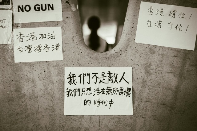 台灣應和香港站在一起，共同捍衛自由和民主。