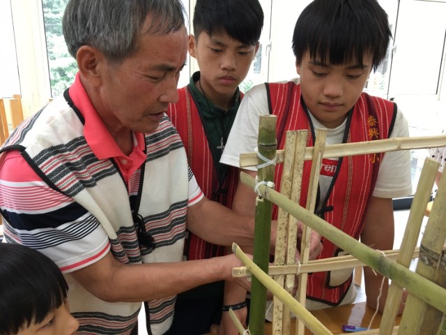 泰雅族耆老教導小朋友架設高腳屋，學習文化的藝術
