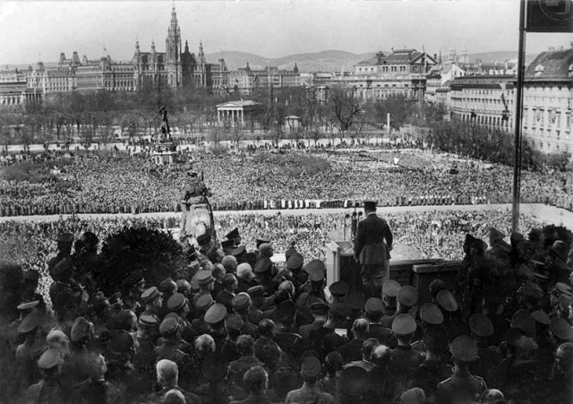 1938年，希特勒宣告德奧合併。