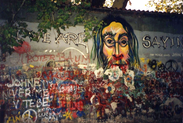 1993年的連儂牆一隅，牆上畫有約翰連儂的頭像與歌詞塗鴉。