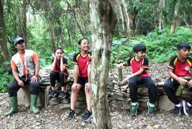 小朋友跟著老師進行山林體驗。