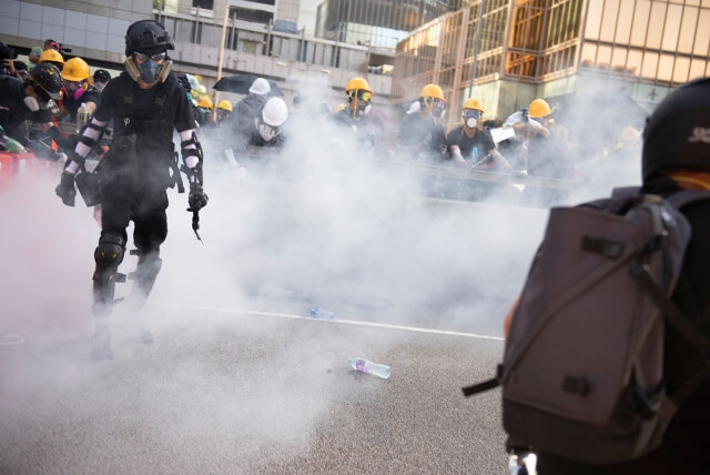 香港抗爭者與警方的行動都不斷升級。圖為瀰漫催淚瓦斯的街頭。