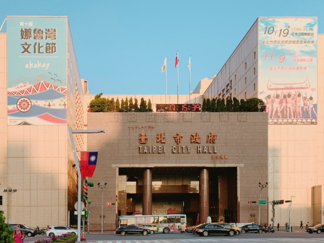 台北市政府前廣場是熱門節慶時的兵家必爭之地，但耗費龐大資源做一次性活動，其實也違背節能與循環經濟的城市治理精神。