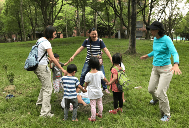 蹲身側耳，傾聽孩子訴說想望的生命空間；以幼之需，幼吾幼以及人之幼，一起同城共養。