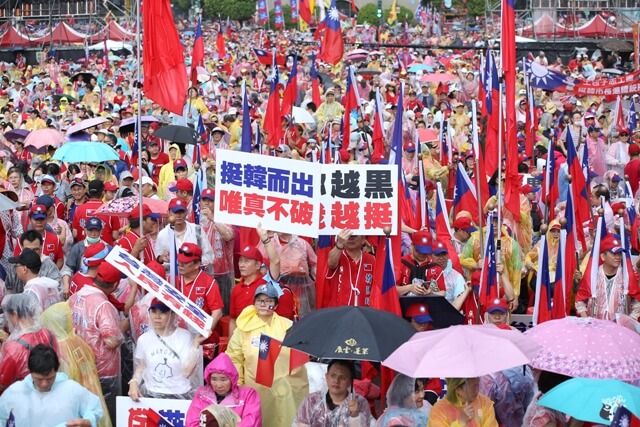 在選戰最白熱化的時刻，無形且殘酷的資訊戰爭，會是左右選情的重要因素。