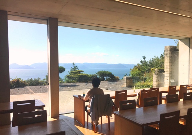 在直島，從地中美術館內的地中咖啡廳遠眺瀨戶內海。