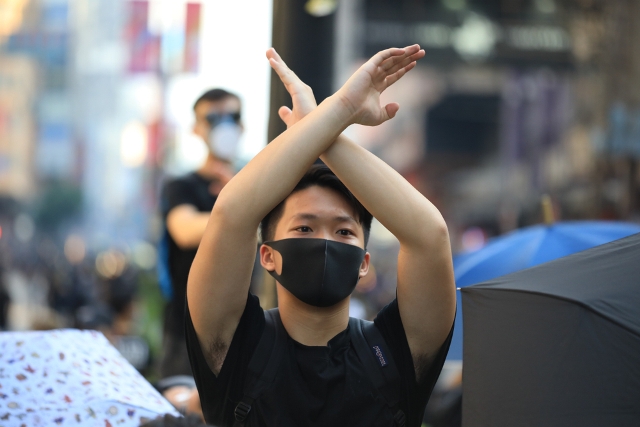 反送中運動持續對峙，警方多次攻擊大學、逮捕學生，也暴露了香港高等教育的疑慮。