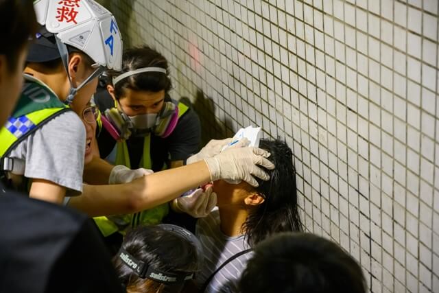 香港無國界醫生組織因發聲明表示認為香港醫療救援充足、無需派員，引發群眾憤怒。圖為在街頭接受急救照護的抗爭者。