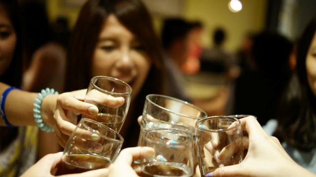 為何酒促僅比一般銷售員有意識的運用女性特質，就容易被認為是「不正經」呢？