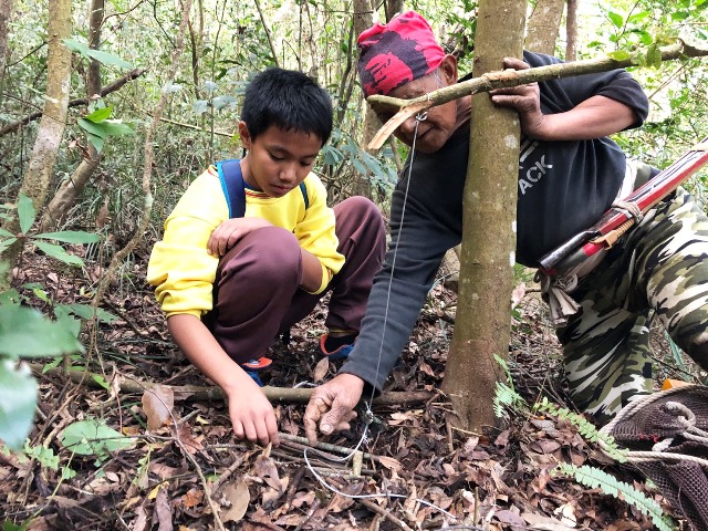 地磨兒小學邀請部落裡的耆老參與課程，將原住民的傳統文化融入課程。