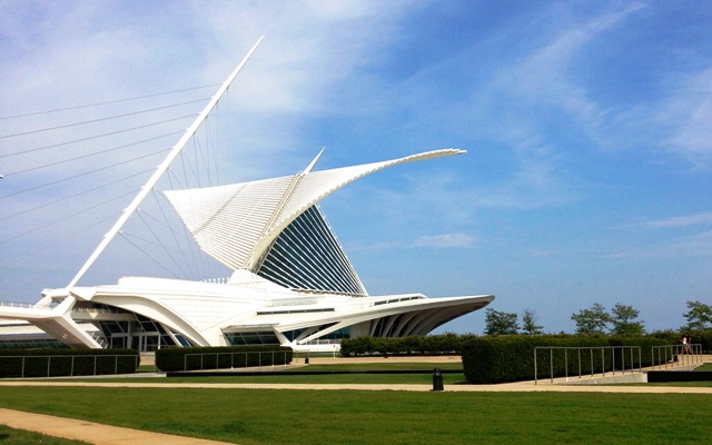 美國密爾瓦基美術館（Milwaukee Art Museum），有飛鳥翅膀般的獨特造型。