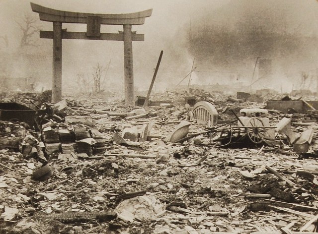 <p>1945年8月6日與9日，美國派出B-29重轟炸機，分別在日本的廣島與長崎投下兩顆原子彈，廣島投下的是暱稱「小男孩」（Little Boy）的最原始型核彈，長崎投下的是暱稱「胖子」（Fat Man）使用濃縮鈾的核彈，兩次投爆造成129,000 至226,000 人死亡，多數是平民。8月10日，日本軍方攝影師山端庸介進入核爆現場拍照，在12小時中拍下約100張照片，成為見證兩地災難最珍貴的記錄。<br />德國在1945年5月8日宣布投降。在第二次世界大戰末期，美軍出動轟炸機群，幾乎摧毀了日本67個城市，但是日本沒有投降；1945年7月26日波茨坦宣言發布後，盟國呼籲日本無條件投降，日本仍沒有回應，最後美國決定投下兩顆原子彈。雖如此，直到今天，動用原子彈的決議仍遭到世人質疑。<br />美軍當初考慮投下原子彈的地點，還包括京都、新瀉及小倉。</p>
