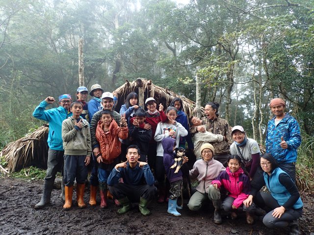 桃源國小舉辦三天兩夜山林體驗，帶領學童爬美奈田山。
