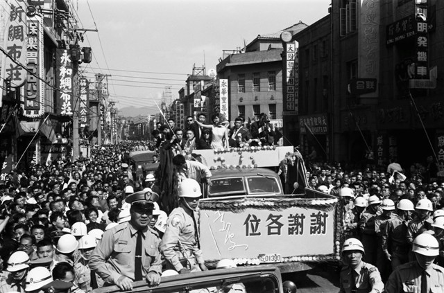 飾演梁山伯的凌波以《梁山伯與祝英台》紅遍全台。圖為凌波來台享有國賓禮遇。