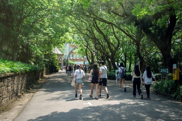 原住民的加分升學政策原立意良好，但反而成為一個被其他族群學生言論攻擊的標誌。