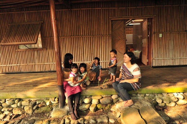除了給予原住民家庭經濟與物資的幫助外，強化家庭教育也是個極需要關注的議題。