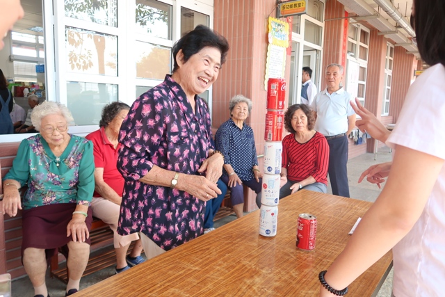 靜宜大學的學生為了營造一個讓長輩幸福的銀髮生活，走進社區發掘需要。