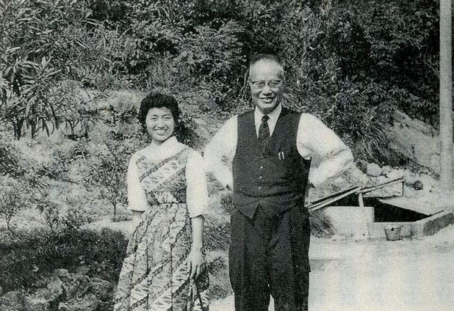 1956年成露茜和父親在台北世新大學。