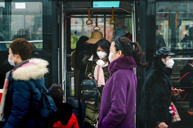 中國成都，居民紛紛戴上口罩以防武漢肺炎侵襲。